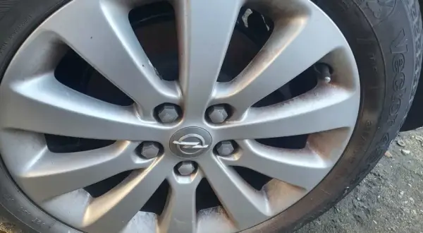 Felga aluminiowa Opel Astra J, widoczne śruby mocujące. Rozstaw śrub jest standardowy dla tego modelu.