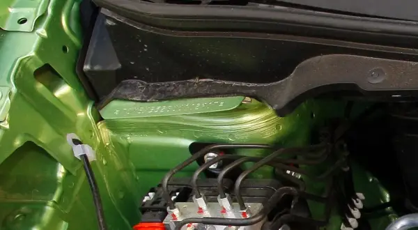 Zielony lakier, przewody hamulcowe i numer VIN. To jest miejsce, gdzie znajdziesz vin co to za auto.
