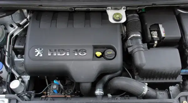 Silnik Peugeot 307 1.6 HDi z widocznym logo i oznaczeniem.