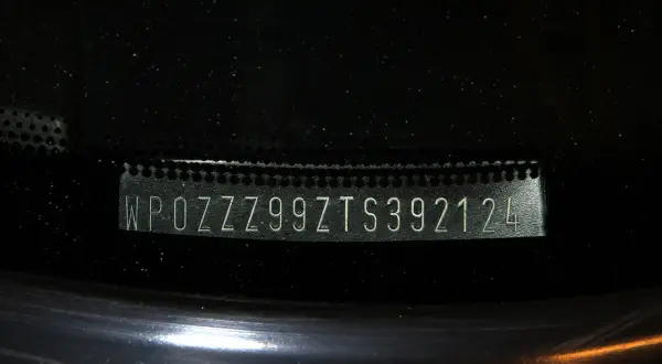 Numer VIN WPOZZZ99ZTS392124. Ile cyfr ma VIN? Ten ma 17 znaków, jak każdy VIN.