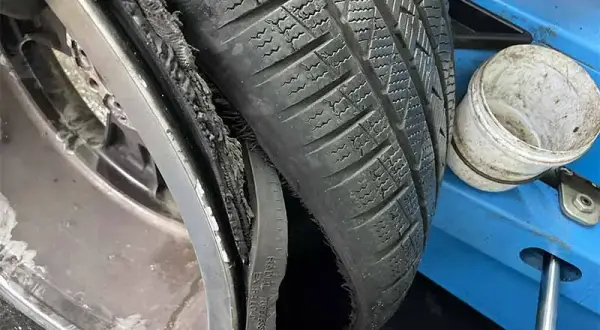 Czy można jeździć z śrubą w oponie? Poznaj ryzyko i skutki tej decyzji