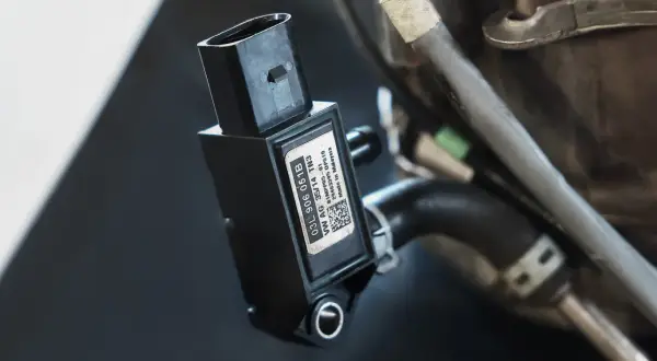 Czujnik ciśnienia spalin z etykietą VW AG. Kluczowy element układu wydechowego, zapewniający optymalną pracę silnika.