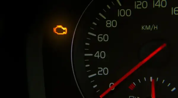 Kontrolka silnika świeci się, sugerując błąd DTC P2097 w Oplu. Prędkościomierz pokazuje 0 km/h.