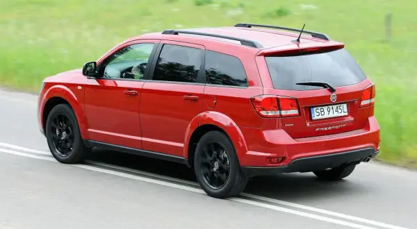 Czerwony Fiat Freemont na drodze. Wiele osób szuka fiat freemont opinie przed zakupem.