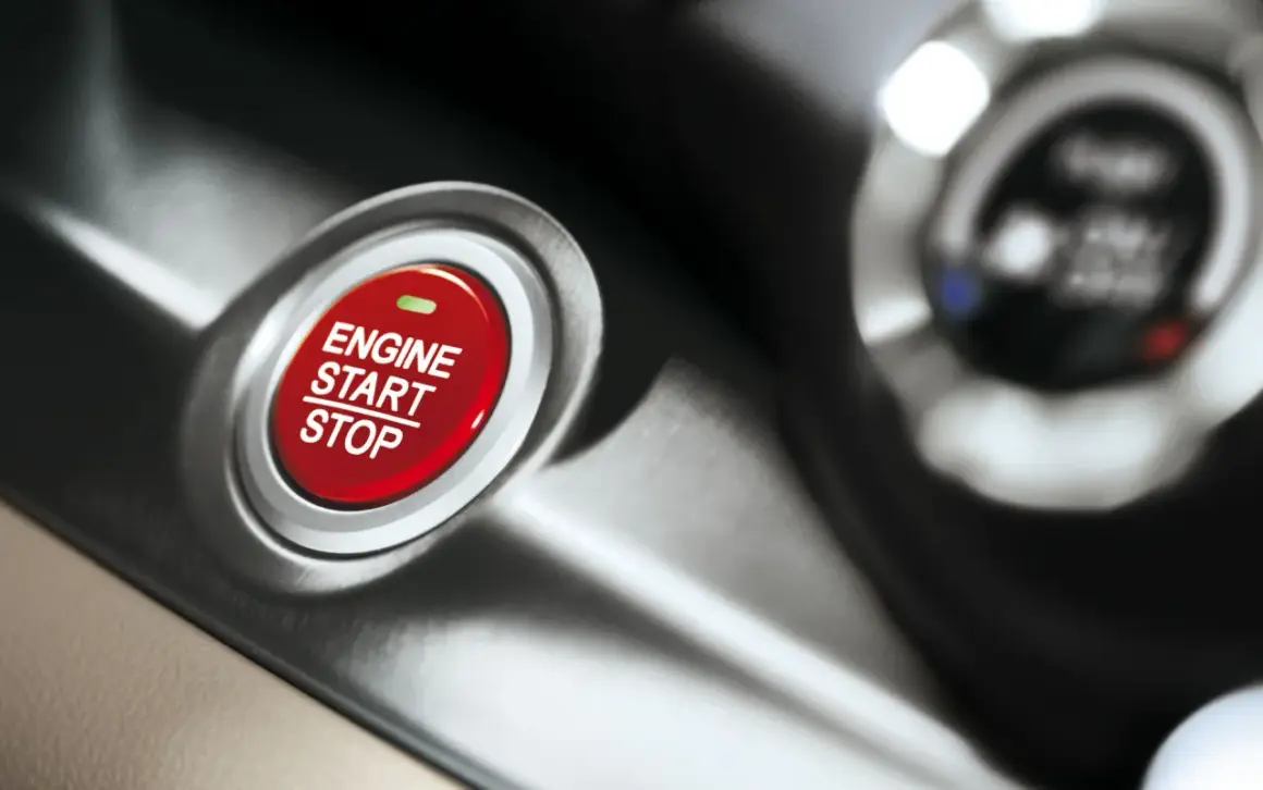 Czerwony przycisk "ENGINE START STOP" w samochodzie. Czy żeby włączyć zapłon trzeba wcisnąć sprzęgło?
