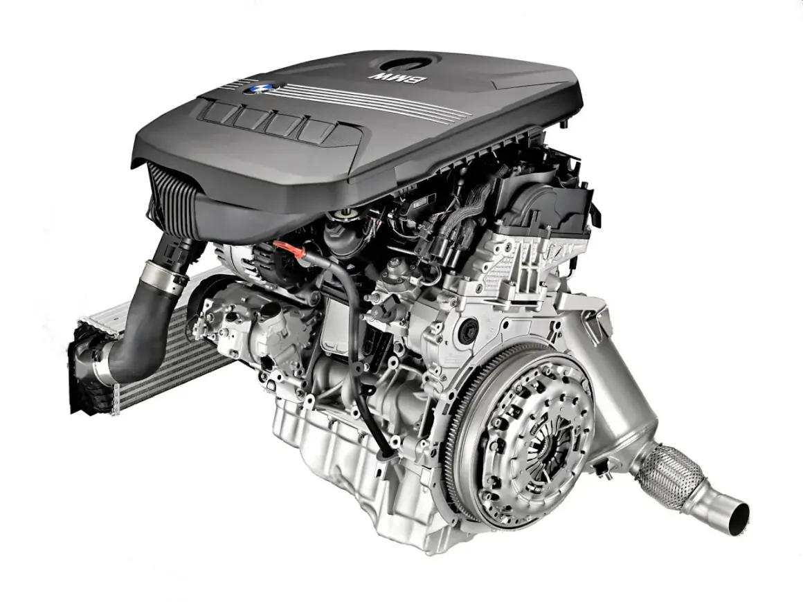 Silnik BMW N47 z turbosprężarką i elementami układu dolotowego.