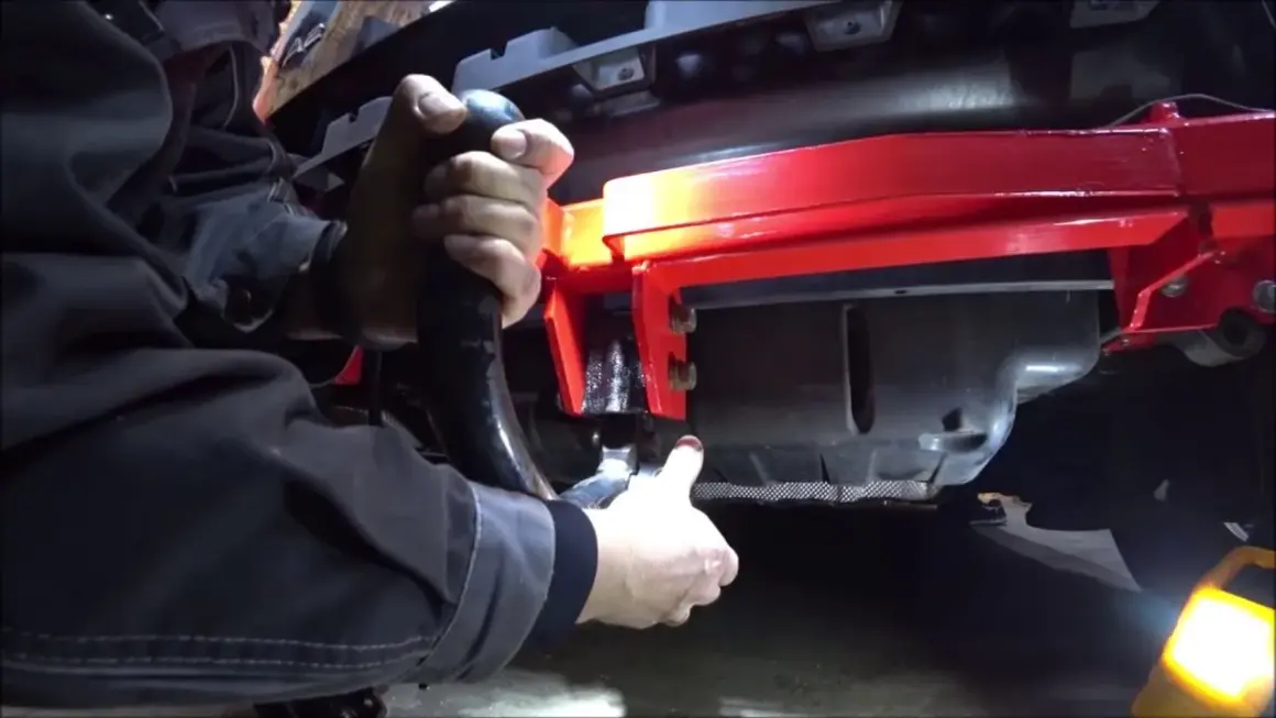 Gdzie wkręcić ucho do holowania Audi A2? Oto prosta instrukcja