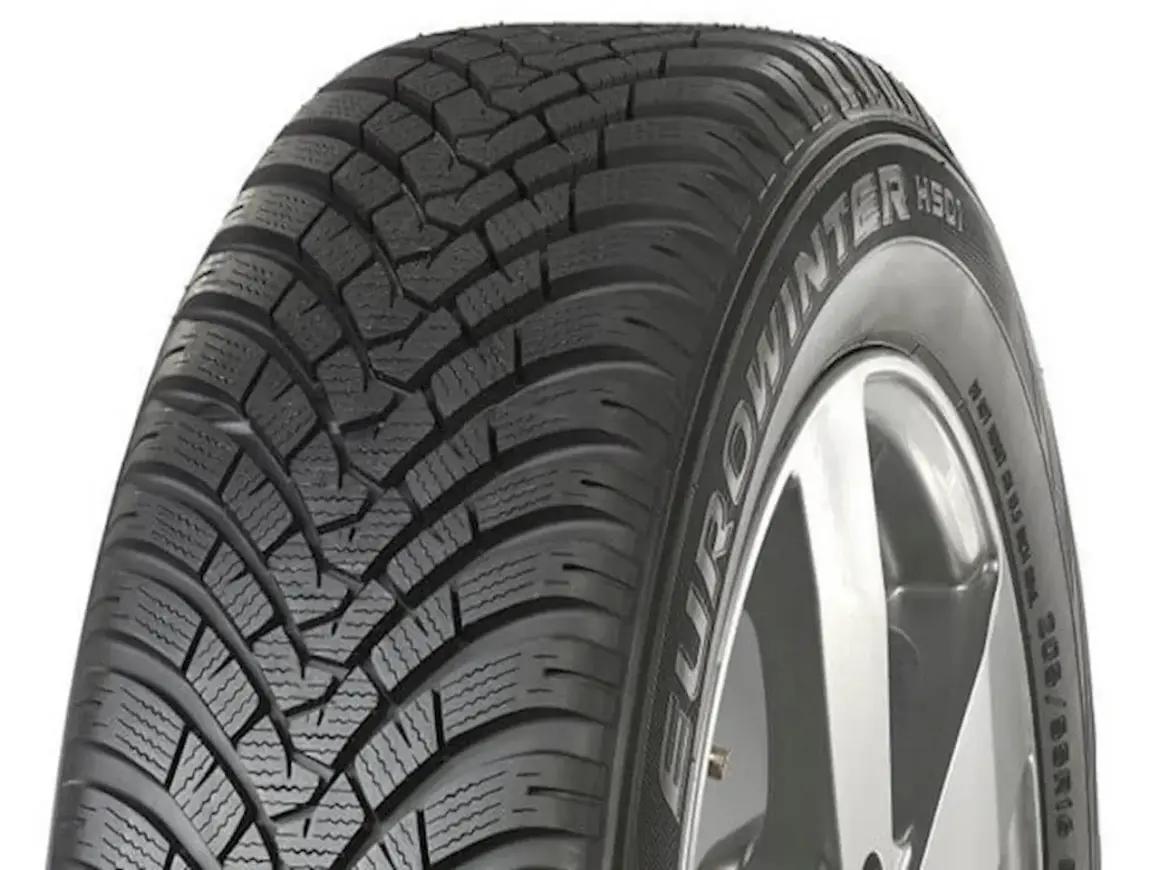 Opony Falken Eurowinter HS01, gdzie produkowane? Zimowa opona na feldze, z wyraźnym bieżnikiem.