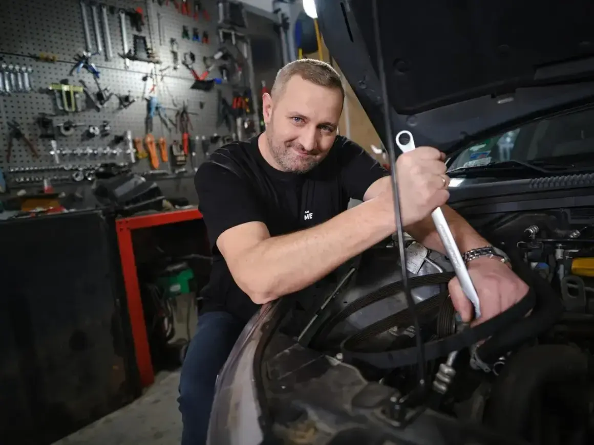 Mechanik w warsztacie, gdzie naprawy nie do naprawy stają się rzeczywistością. Z kluczem w dłoni, gotowy na każde wyzwanie.