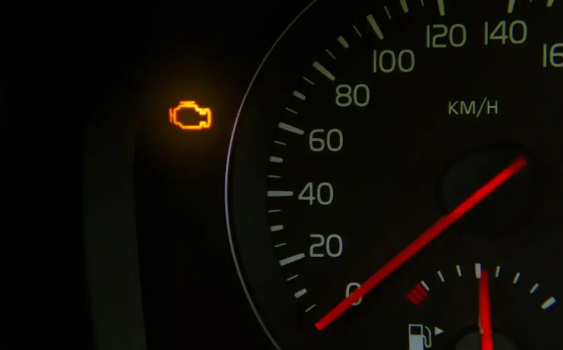 Kontrolka silnika świeci się, sugerując błąd DTC P2097 w Oplu. Prędkościomierz pokazuje 0 km/h.