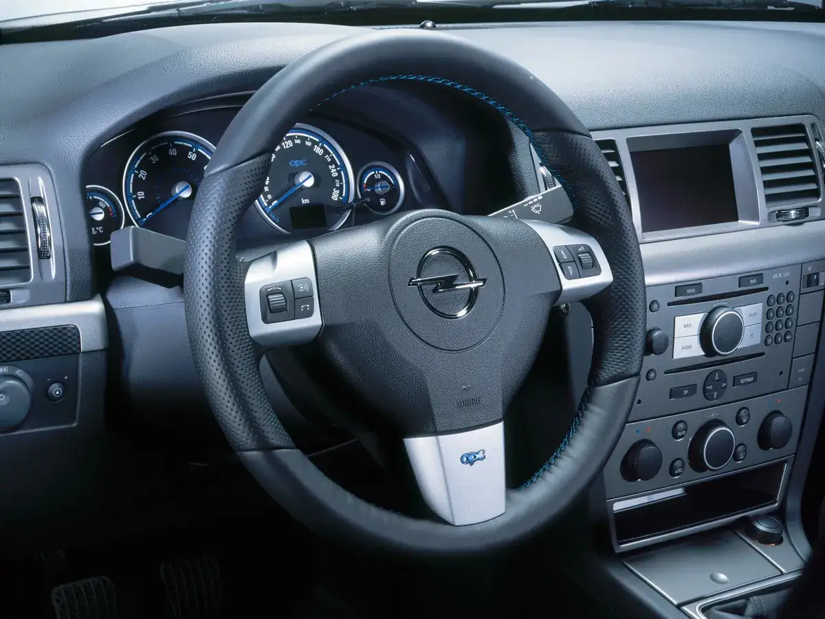 Wnętrze Opla Vectry C GTS: kierownica OPC, zegary, radio i konsola środkowa.
