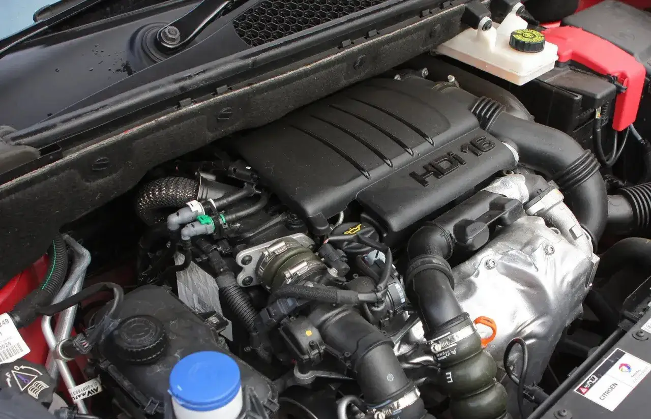 Silnik HDI 1.6 w Peugeot 207, gotowy do pracy.