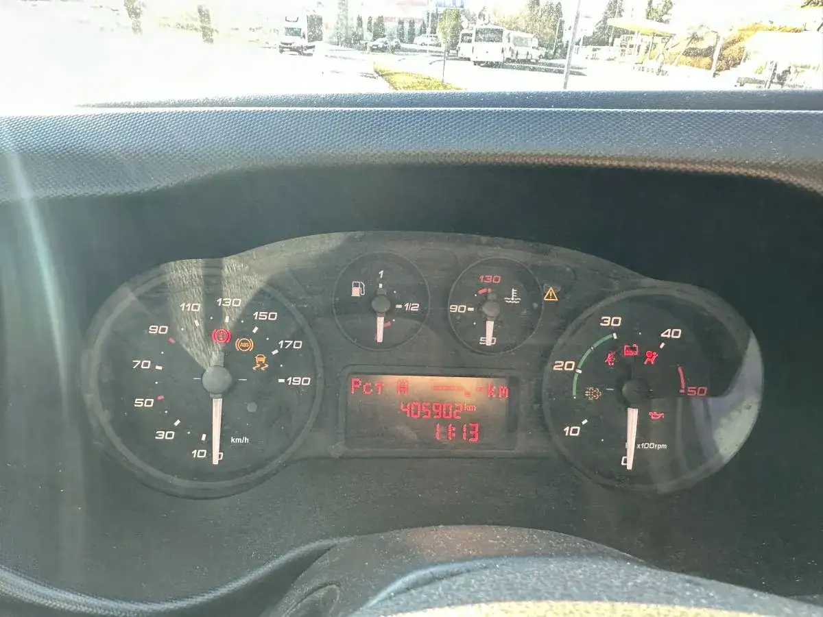 Deska rozdzielcza Iveco z licznikiem km 405902. Wskaźniki pokazują prędkość, obroty, temperaturę i ostrzeżenia.