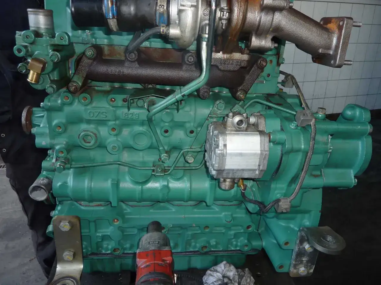 Zielony silnik Volvo D3 z turbosprężarką i pompą.