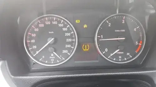 Zdjęcie Jak skasować błąd ciśnienia opon w BMW E90 i uniknąć problemów