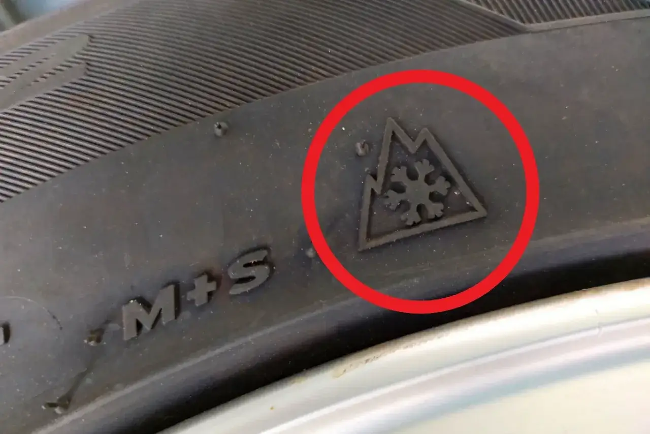 Opona z oznaczeniem 3PMSF (trzy szczyty górskie i płatek śniegu) - symbol opon zimowych.