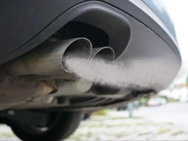 Spaliny z podwójnej rury wydechowej samochodu, spełniającego normę euro 5.