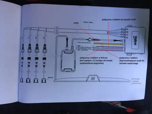 Schemat montażu czujników parkowania Valeo. Pokazuje połączenia z lampą stop, światłem cofania i zasilaniem.