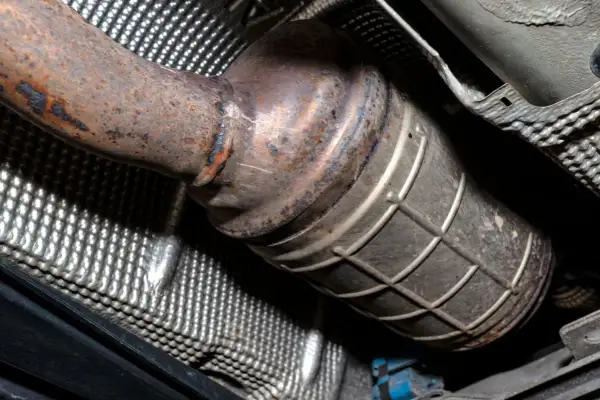 Rdza na rurze wydechowej i filtrze DPF. Czas na wypalanie DPF na postoju, by auto znów jeździło sprawnie.