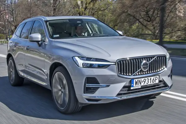 Srebrny Volvo XC60 w ruchu na drodze, widok z przodu.
