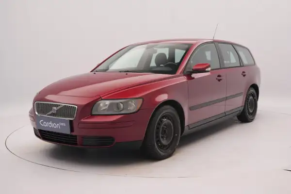 Czerwone Volvo V50 2.0D z logo Cardion Cars na grillu, prezentowane na białym tle.