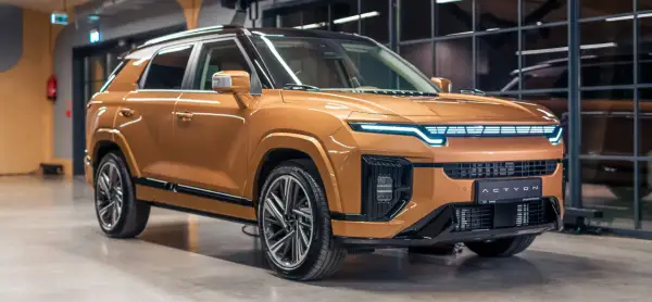 Pomarańczowy SUV z nowoczesnym designem, jeden z nowych koreańskich marek aut, prezentuje się imponująco.