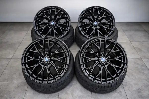 Cztery czarne felgi aluminiowe BMW z oponami. Sprawdź aktualną cenę aluminium felgi dla swojego auta.