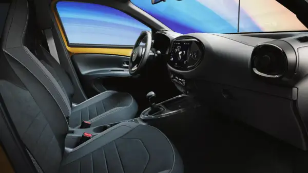 Wnętrze samochodu z nowoczesnym ekranem i wygodnymi fotelami. Czy to już era keyless go co to znaczy?