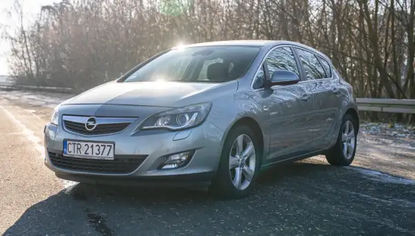 Szary Opel Astra J 1.4 Turbo 140 KM na drodze. Wiele osób szuka opinii o tym modelu, który jest popularnym wyborem.