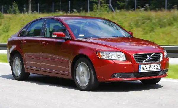 Czerwone Volvo S40 2.0 diesel w ruchu, z widocznym grillem i tablicą rejestracyjną WN 94827.