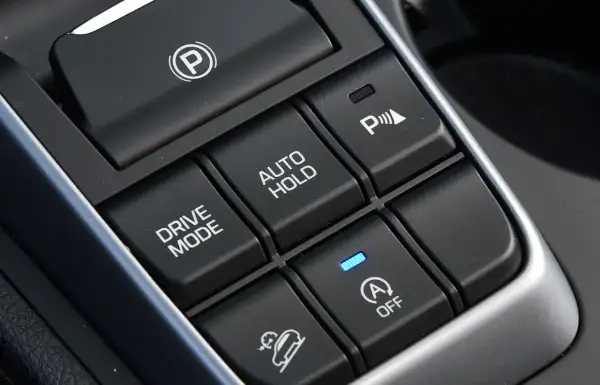 Przyciski w samochodzie: hamulec postojowy, Drive Mode, Auto Hold, asystent parkowania, kontrola zjazdu ze wzniesienia i Start-Stop. Hill holder ułatwia ruszanie pod górę.