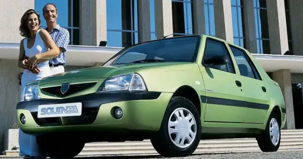 Szczęśliwa para obok zielonej Dacii Solenza.