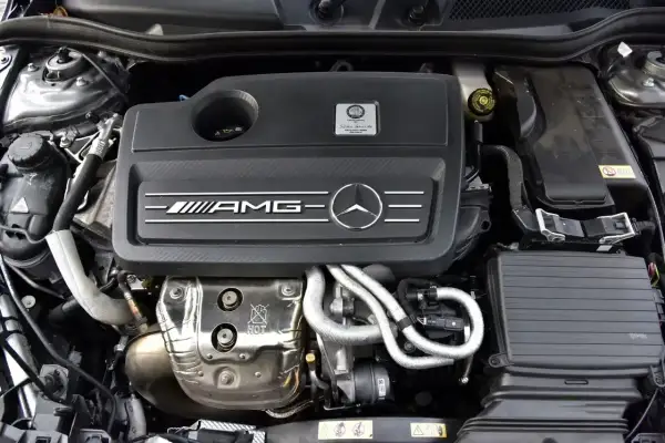 Silnik AMG w Mercedesie W176, gotowy do akcji.