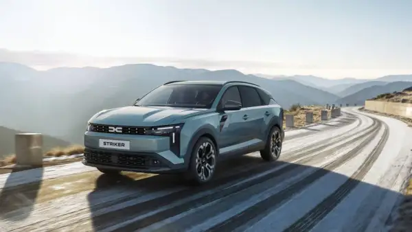 Nowy Dacia c neo Striker przemierza krętą, ośnieżoną drogę w górach.