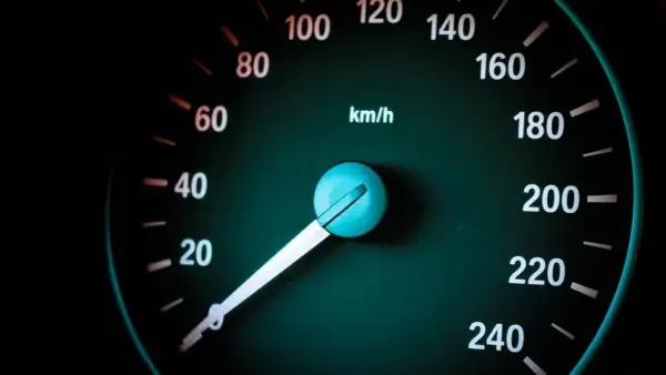 Wskaźnik prędkościomierza pokazuje 40 km/h. Idealna prędkość do aktywacji tempomatu na spokojnej drodze.