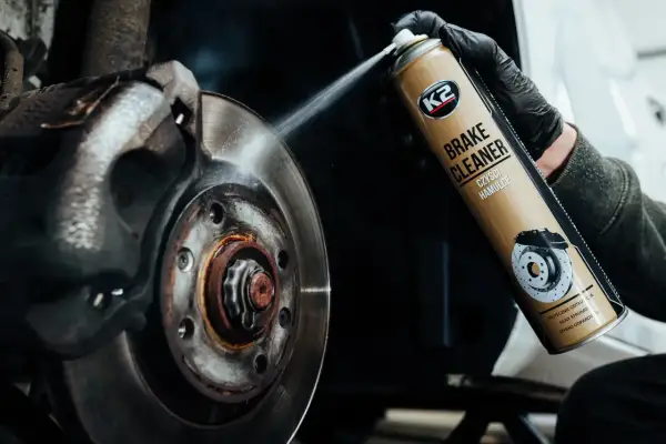 Czyszczenie przegrzanej tarczy hamulcowej preparatem K2 Brake Cleaner.