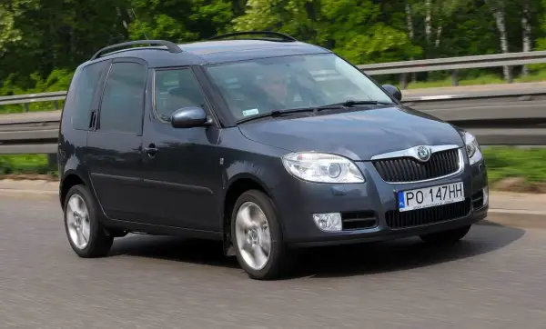 Szara Skoda Roomster w ruchu drogowym. Wiele osób szuka skoda roomster opinie, by podjąć decyzję o zakupie.