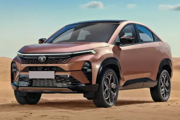 Nowy SUV Tata Motors w kolorze miedzianym na tle pustyni.
