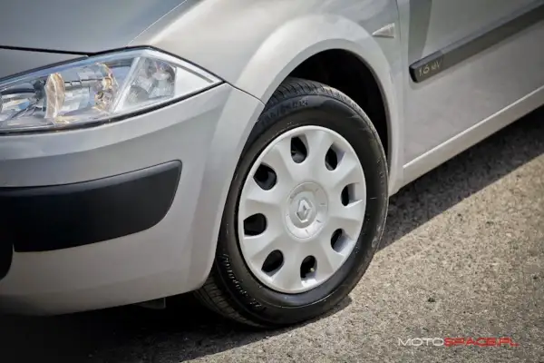 Srebrny Renault Megane 2 1.6 16v z felgą i reflektorem.