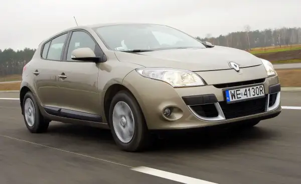 Złoty Renault Megane 3 na drodze. Wiele osób szuka renault megane 3 opinie, ten model jest popularny.