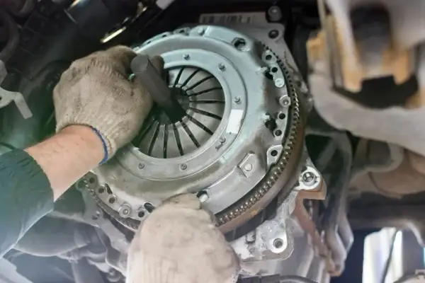 Mechanik wymienia sprzęgło. Uszkodzony wysprzęglik objawy mogą być różne, ale ten element jest kluczowy dla działania skrzyni biegów.