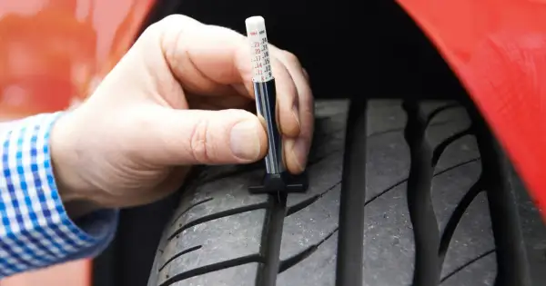 Miernik pokazuje wysokość bieżnika nowej opony letniej, zapewniając optymalną przyczepność.