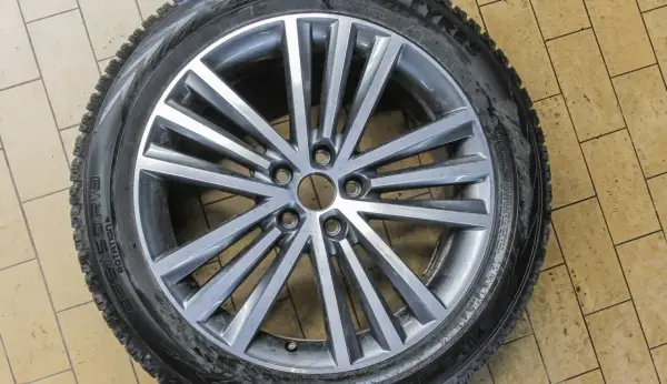 Felga aluminiowa do Opla Astry H, z widocznym rozstawem śrub 5x110.
