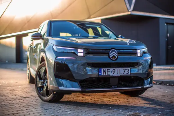 Nowy Citroën C5 Aircross, jeden z francuskich marek samochodów, prezentuje się nowocześnie na tle budynku.