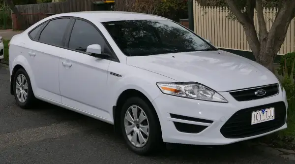 Biały Ford Mondeo MK4, często chwalony w opiniach za komfort i przestronność, zaparkowany na ulicy.