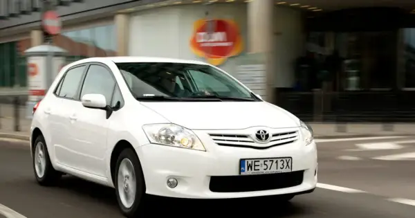 Biała Toyota Auris 1.4 D4D w ruchu miejskim.