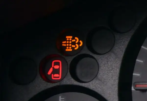 Kontrolka EDC w Iveco świeci się, sygnalizując problem z silnikiem. Obok świeci się kontrolka otwartych drzwi.
