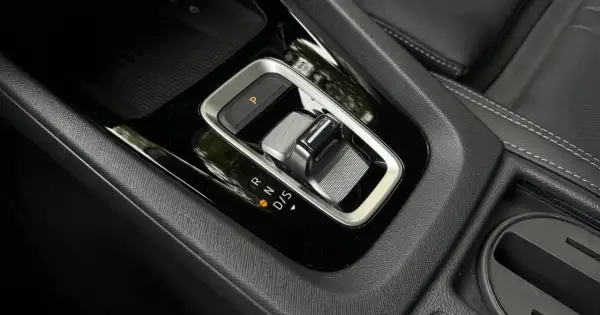 Dźwignia zmiany biegów z funkcją tiptronic w nowoczesnym samochodzie. Widoczne biegi P, R, N, D/S.