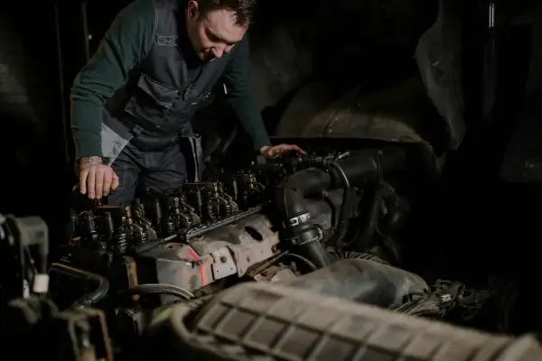 Mechanik bada silnik, szukając oznak nieszczelnej odmy.