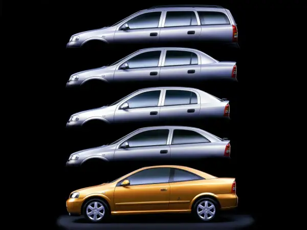 Pięć wersji Opla Astry G: kombi, sedan, hatchback, coupe i sportowe coupe 1.6 16v w kolorze złotym.